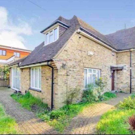Lovely Cottage In The Heart Of Shirley- Кройдон Экстерьер фото