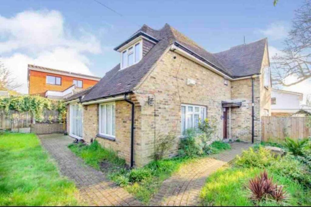 Lovely Cottage In The Heart Of Shirley- Кройдон Экстерьер фото